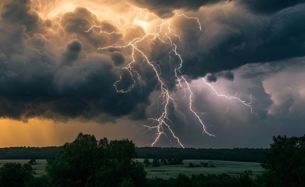 Znów będzie niebezpiecznie. IMGW wydał żółte i pomarańczowe alerty