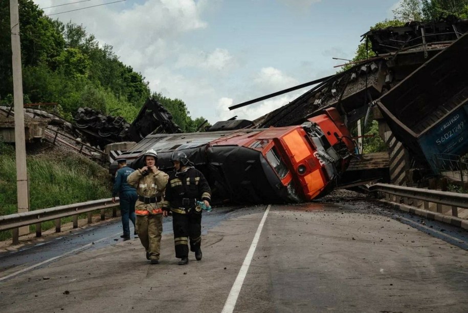 Znów eksplozje na rosyjskich torach. Fotografia przedstawia zawalenie się mostu w obwodzie kurskim (1 czerwca) /HANDOUT/AFP /East News