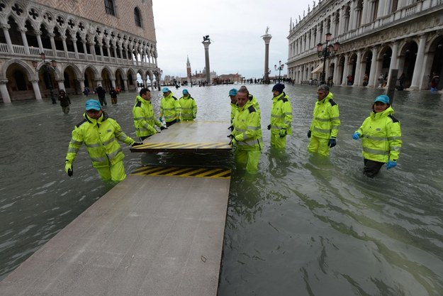 Znów podnosi się poziom wody w Wenecji /ANDREA MEROLA /PAP/EPA
