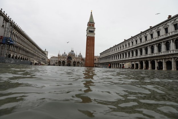 Znów podnosi się poziom wody w Wenecji /ANDREA MEROLA /PAP/EPA