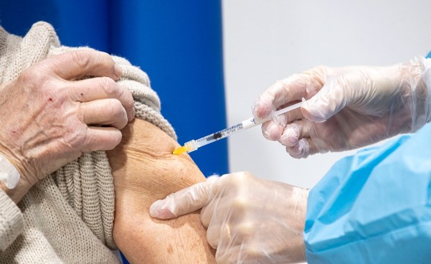 Znów problem z dostawą szczepionek Moderny: Najbliższa będzie aż dwukrotnie mniejsza niż w planie