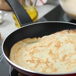 Znudziły ci się naleśniki na słodko? Tę wersję pokocha cała rodzina 