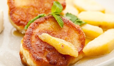 ​Znudziły ci się racuchy z jabłkami? Tym razem zrób je z innymi jesiennymi owocami