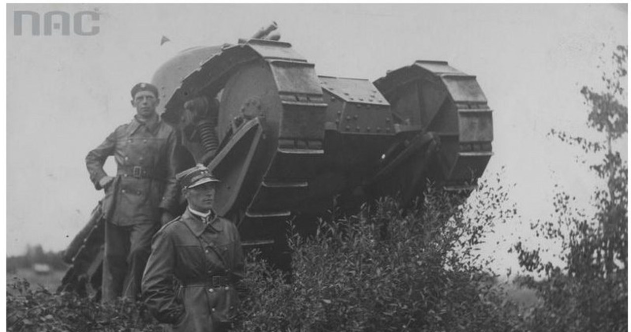 Zobacz archiwalne zdjęcia czołgu (Narodowe Archiwum Cyfrowe):