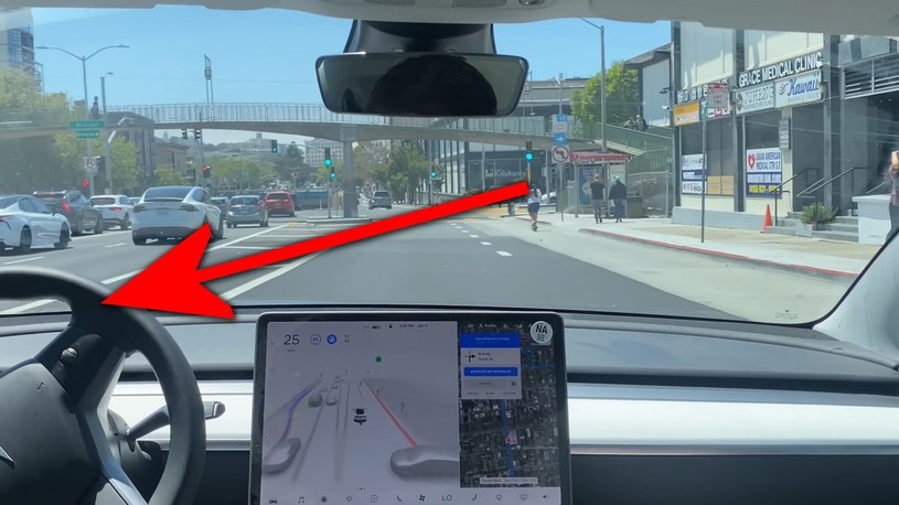 Zobacz, jak autonomiczna Tesla kilka razy próbuje zabić kierowcę [WIDEO] /Geekweek
