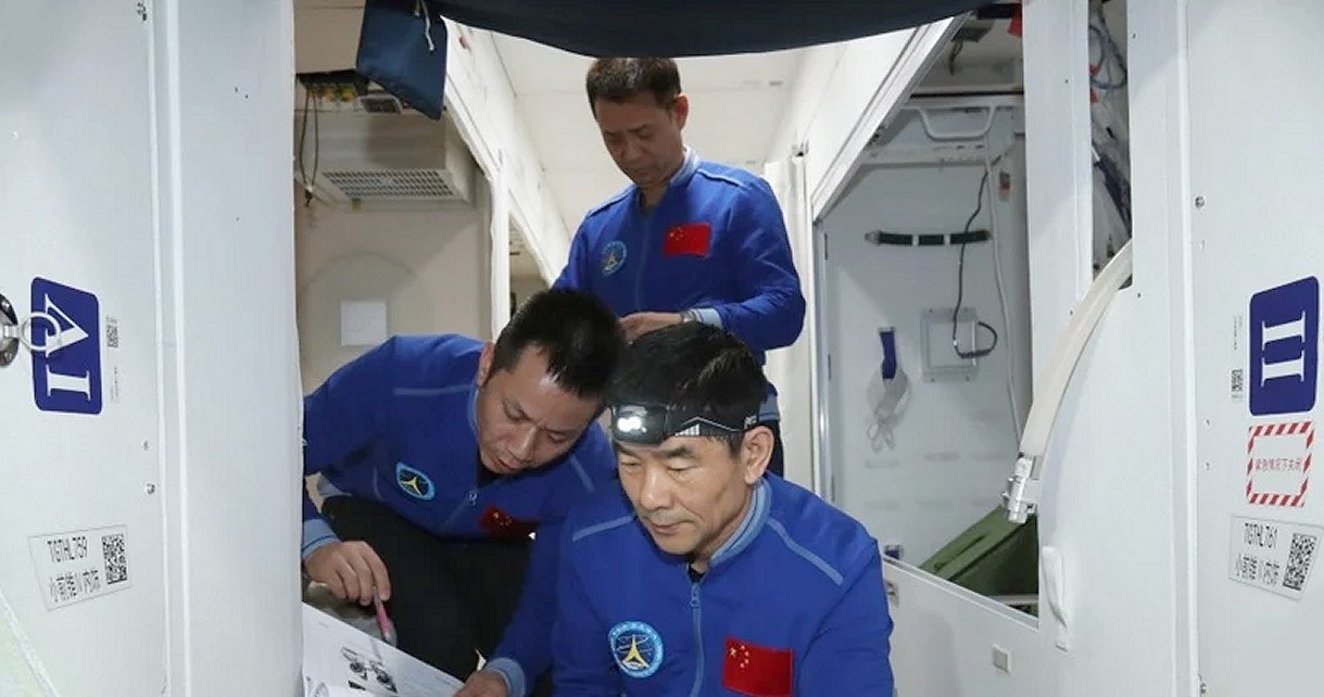 Zobacz, jak chińscy astronauci sprawdzają swój stan zdrowia w stacji kosmicznej [WIDEO] /Geekweek