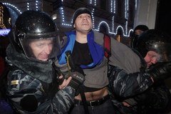 Zobacz jak rosyjska policja zatrzymuje uczestników protestów opozycji