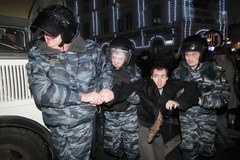 Zobacz jak rosyjska policja zatrzymuje uczestników protestów opozycji