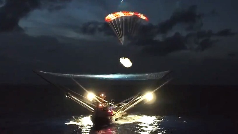 Zobacz, jak SpaceX łapie w locie osłonę ładunku wartą 3 miliony dolarów /Geekweek