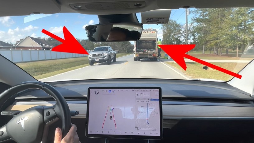Zobacz, jak w pełni autonomiczna Tesla radzi sobie na drodze ze śmieciarką [FILM] /Geekweek