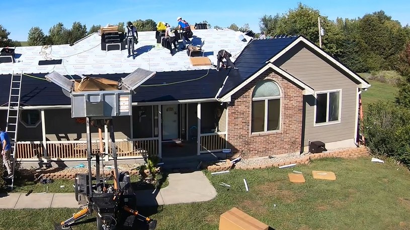 Zobacz, jak w zaledwie 4 dni powstaje ogromny solarny dach od Tesli [FILM] /Geekweek