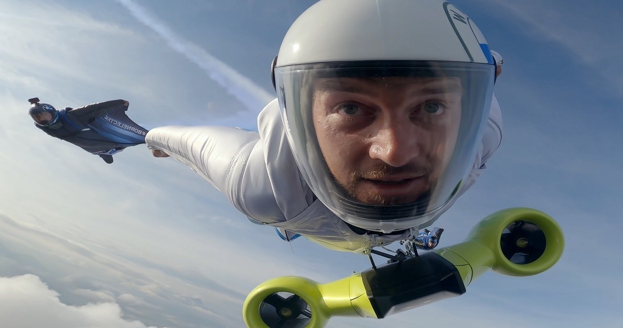 Zobacz, jak wygląda lot w wingsuicie i z silnikiem elektrycznym od BMW [FILM] /Geekweek