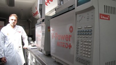 Zobacz laboratorium, gdzie przygotowuje się paliwo do bolidu Formuły 1