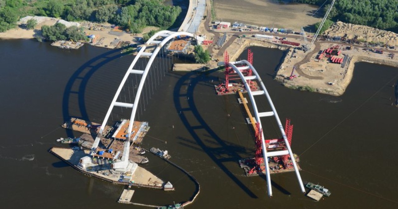 Zobacz montaż gigantycznego przęsła mostu w Toruniu