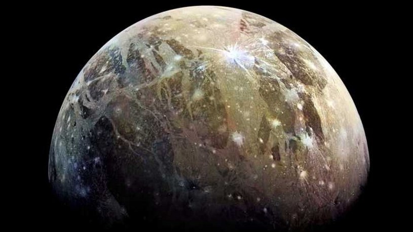 Zobacz pierwsze zdjęcia bieguna tajemniczego księżyca Jowisza [ZDJĘCIA] /Geekweek