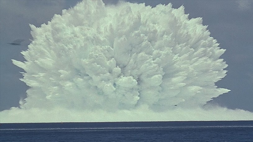Zobacz podwodną detonację bomby atomowej. Pióropusz pary wzbił się na 410 metrów [WIDEO] /Geekweek