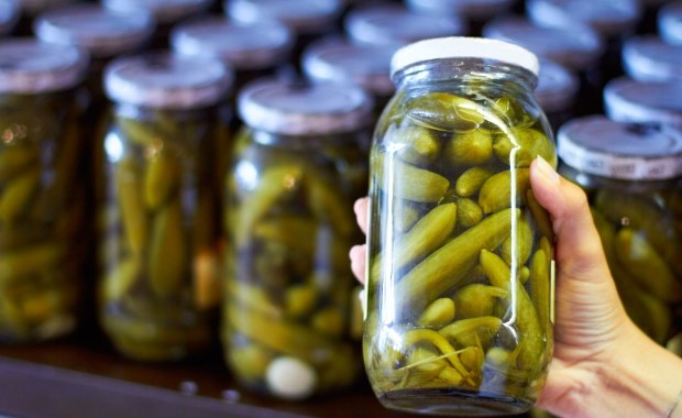 Zobacz, skąd naprawdę pochodzą korniszony w twoim słoiku. Możesz się zdziwić