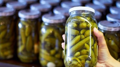 Zobacz, skąd naprawdę pochodzą korniszony w twoim słoiku. Możesz się zdziwić