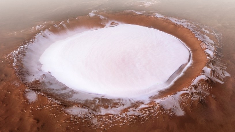 Zobacz spektakularny przelot nad kraterem wypełnionym lodem na Marsie [FILM] /Geekweek