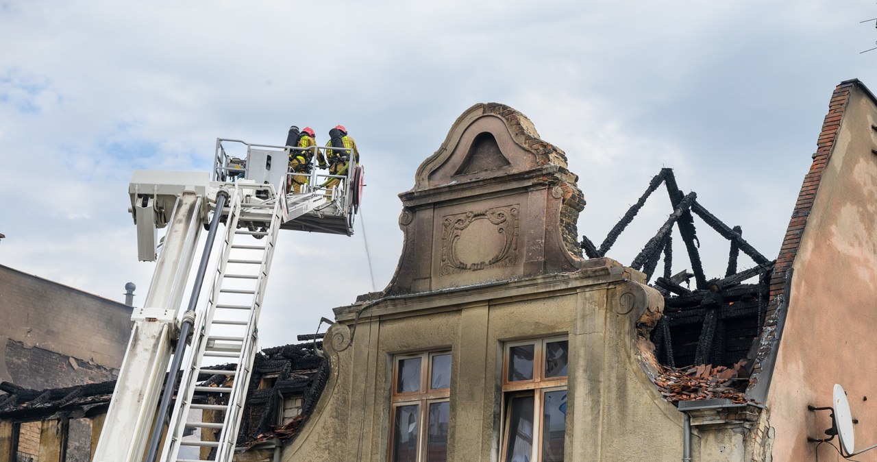 Zobacz uszkodzenia w kamienicy w Poznaniu po nocnym pożarze i eksplozji