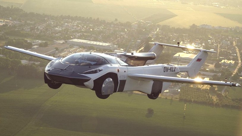 Zobacz w akcji latający samochód AirCar, który śmiga pomiędzy miastami [WIDEO] /Geekweek