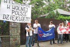 Zobacz zdjęcia z demonstracji przed domem Lecha Wałęsy
