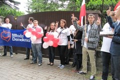 Zobacz zdjęcia z demonstracji przed domem Lecha Wałęsy