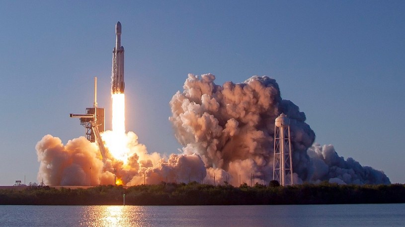 Zobaczcie drugi w historii pomyślny lot potężnej rakiety Falcon Heavy od SpaceX /Geekweek
