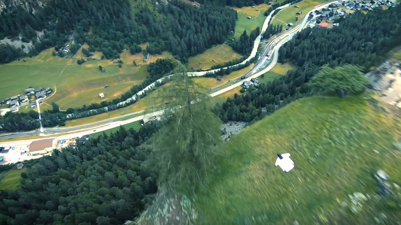 Zobaczcie ekstremalny przelot człowieka-wiewiórki przez alpejskie doliny /Geekweek