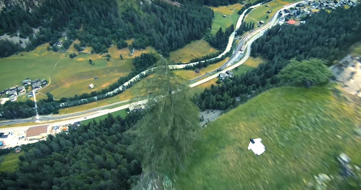 Zobaczcie ekstremalny przelot człowieka-wiewiórki przez alpejskie doliny /Geekweek