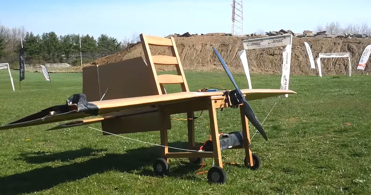 Zobaczcie, jak pięknie lata zdalnie sterowany samolot zbudowany z krzesła z IKEA /Geekweek