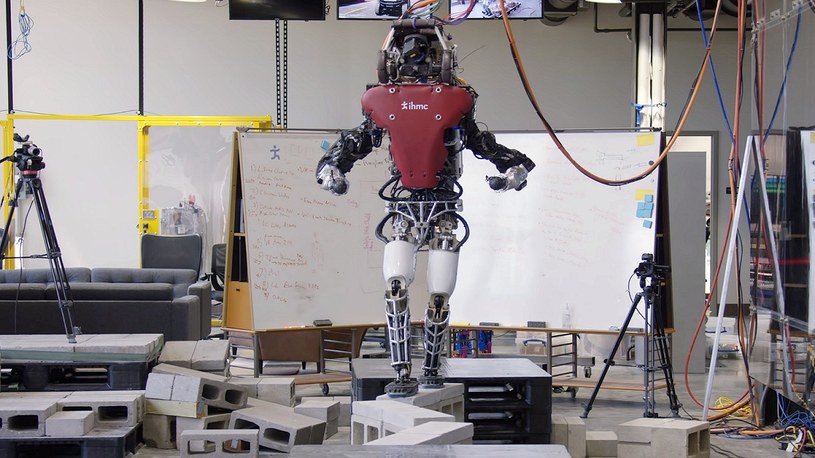 Zobaczcie, jak robot ATLAS coraz sprawniej i zgrabniej porusza się po cegłach /Geekweek