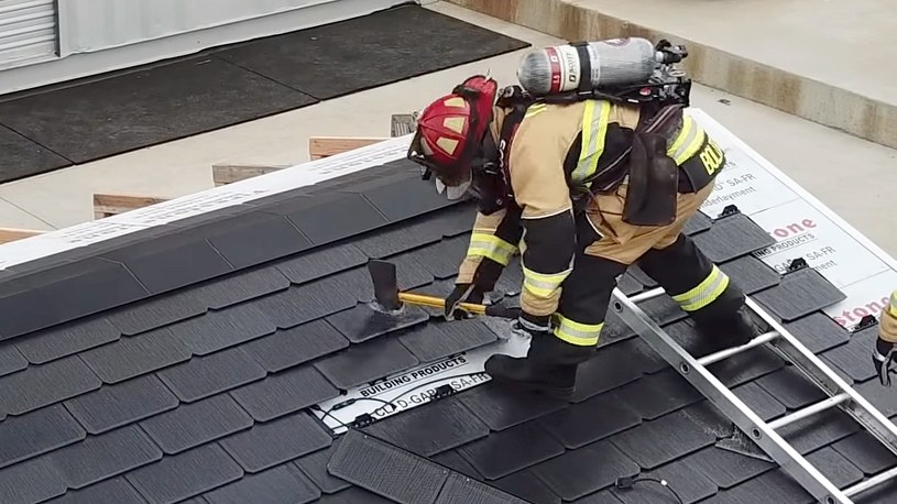 Zobaczcie, jak strażacy niszczą solarny dach Tesli, aby dostać się do budynku /Geekweek