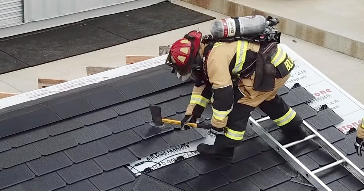 Zobaczcie, jak strażacy niszczą solarny dach Tesli, aby dostać się do budynku /Geekweek