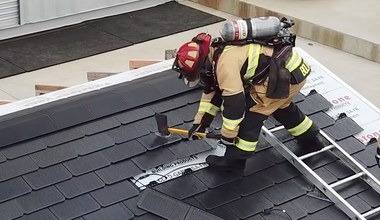 Zobaczcie, jak strażacy niszczą solarny dach Tesli, aby dostać się do budynku