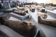 Zobaczcie zdjęcia odkrytych sarkofagów i posągów