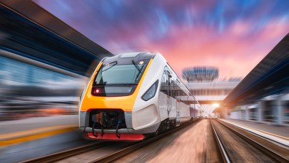 Zobaczył leżącego w rowie mężczyznę, zatrzymał pociąg. Nietypowa interwencja