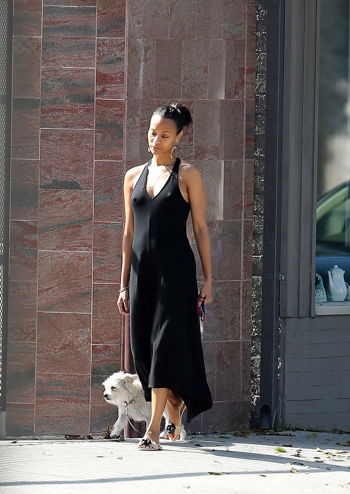 Zoe Saldana na spacerze /Splash News /East News