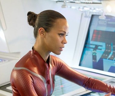 Zoe Saldana w scenie z filmu "W ciemność. Star Trek"