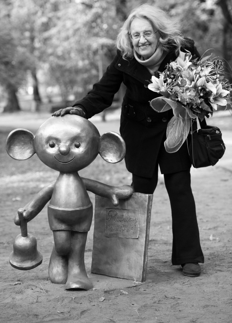 Zofia Ołdak w 2012 roku przy rzeźbie Plastusia, głównego bohatera filmu "Plastusiowy Pamiętnik" z 1980 roku /Grzegorz Michałowski /PAP