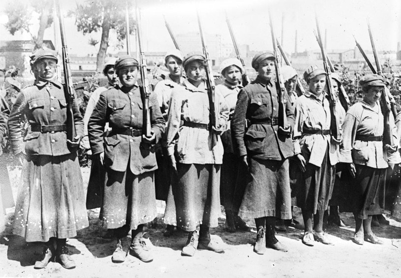 Żołnierki Ochotniczej Legji Kobiet w 1920 roku. Widać różnice w umundurowaniu i uzbrojeniu /domena publiczna