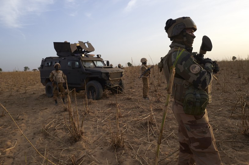 Żołnierz armii francuskiej patroluje obszar wiejski podczas operacji Barkhane w północnym Burkina Faso /MICHELE CATTANI /AFP