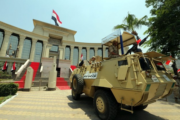 Żołnierz egipskiej armii przed wejściem do budynku Najwyższego Sądu Konstytucyjnego w Kairze, gdzie Abd el-Fatah es-Sisi został zaprzysiężony /KHALED ELFIQI   /PAP/EPA
