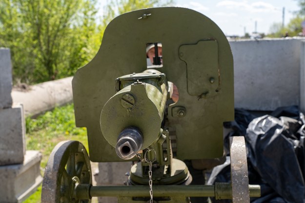 Żołnierz Gwardii Narodowej z karabinem maszynowym Maxim na posterunku wojskowym na obrzeżach Charkowa /Mykola Kalyeniak /PAP
