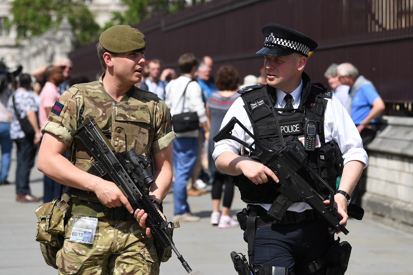 Żołnierz i policjant patrolują ulice Londynu /AFP