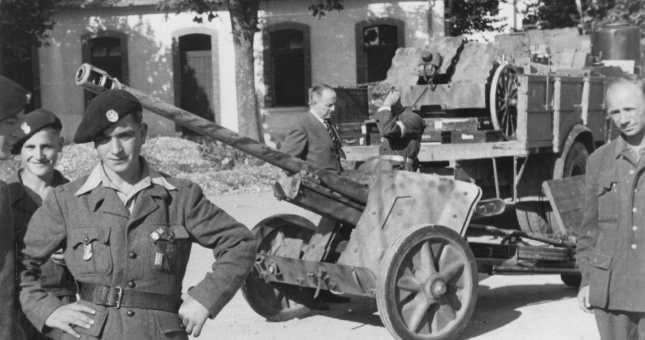 Żołnierz jednego z oddziałów partyzanckich we Francji. Na mundurze i na berecie widnieje polski orzeł. Francja 1944 rok /Archiwum Tomasza Szczerbickiego