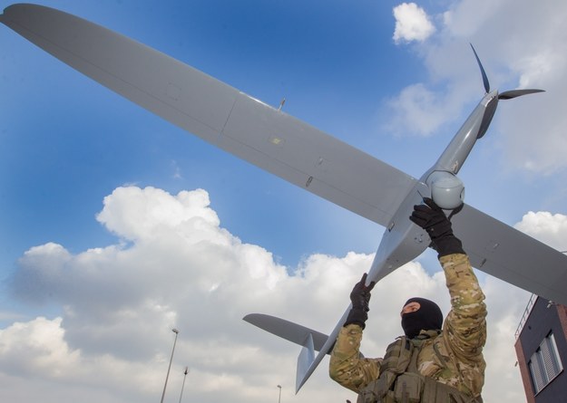 Żołnierz jednostki wojsk specjalnych AGAT prezentuje bezzałogowy samolot FlyEye /Andrzej Grygiel /PAP