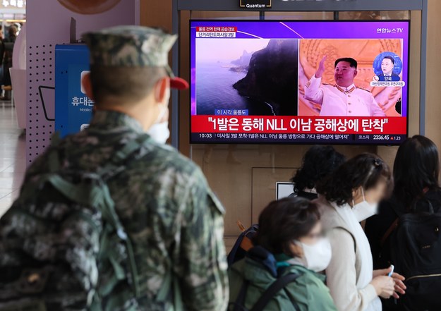 Żołnierz Korei Południowej ogląda w tv relację z wystrzelenia pocisku przez Koreę Północną /YONHAP SOUTH KOREA /PAP/EPA