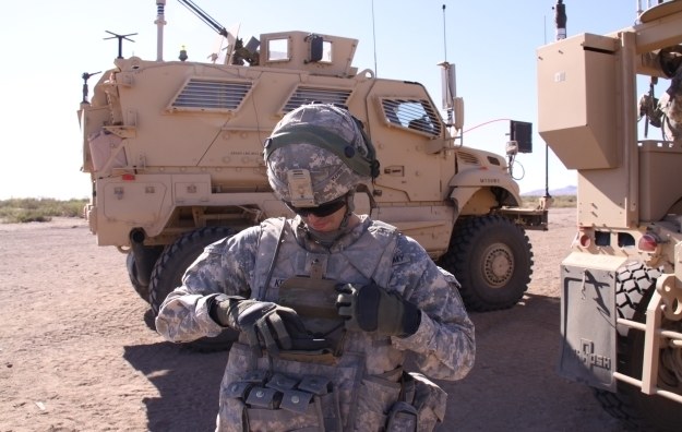 Żołnierz korzysta z Galaxy Note II w systemie Nett Warrior /materiały prasowe