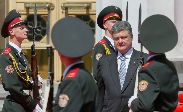 Żołnierz mdleje przed Poroszenką